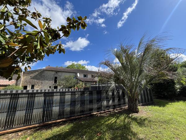 Maison en pierres 200 M2 habitables avec piscine et dépendances sur 7075 M2