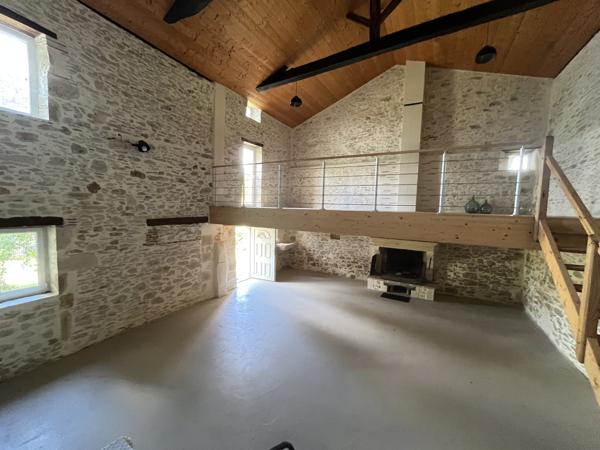 Maison en pierres 200 M2 habitables avec piscine et dépendances sur 7075 M2