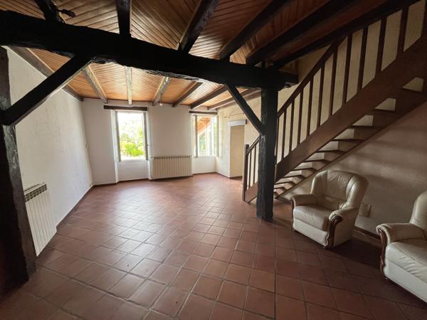 Maison en pierres 200 M2 habitables avec piscine et dépendances sur 7075 M2