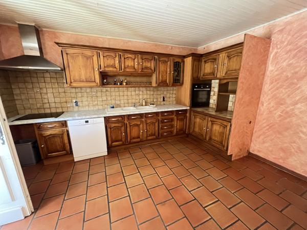 Maison en pierres 200 M2 habitables avec piscine et dépendances sur 7075 M2