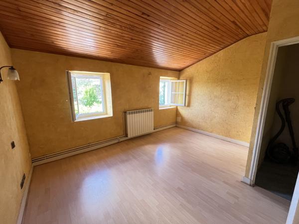 Maison en pierres 200 M2 habitables avec piscine et dépendances sur 7075 M2