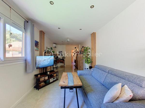 Coup de cœur pour cette petite villa, clé en main, entièrement rénovée et soigneusement décorée, située dans une petite copropriété à taille humaine, SANS CHARGES, dans le quartier de Vignelongue à La Seyne-sur-Mer.

D’une superficie parfaitement optimisée, elle se compose d’une belle pièce de vie avec cuisine ouverte et moderne d’une chambre avec rangements, d’une élégante salle d’eau en travertin et de WC indépendants.

Confort et prestations au rendez-vous avec le double vitrage et la climatisation réversible, pour un agréable confort été comme hiver.

À l’extérieur, vous profiterez d’un jardin privatif d’environ 100 m², entièrement clôturé, offrant un véritable espace de vie supplémentaire et la possibilité de stationner un véhicule à l’intérieur.

La petite copropriété permet également de bénéficier de plusieurs possibilités de stationnement pour les véhicules.

Sa localisation, permet à pieds de profiter de tous les services et commodités : Bus, Espace Santé, Ecole Toussaint Merle et centres commerciaux.
A 5 minutes en voiture du centre ville de Six Fours Les Plages et de l'autoroute.