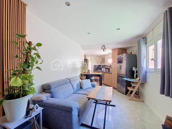 Coup de cœur pour cette petite villa, clé en main, entièrement rénovée et soigneusement décorée, située dans une petite copropriété à taille humaine, SANS CHARGES, dans le quartier de Vignelongue à La Seyne-sur-Mer.

D’une superficie parfaitement optimisée, elle se compose d’une belle pièce de vie avec cuisine ouverte et moderne d’une chambre avec rangements, d’une élégante salle d’eau en travertin et de WC indépendants.

Confort et prestations au rendez-vous avec le double vitrage et la climatisation réversible, pour un agréable confort été comme hiver.

À l’extérieur, vous profiterez d’un jardin privatif d’environ 100 m², entièrement clôturé, offrant un véritable espace de vie supplémentaire et la possibilité de stationner un véhicule à l’intérieur.

La petite copropriété permet également de bénéficier de plusieurs possibilités de stationnement pour les véhicules.

Sa localisation, permet à pieds de profiter de tous les services et commodités : Bus, Espace Santé, Ecole Toussaint Merle et centres commerciaux.
A 5 minutes en voiture du centre ville de Six Fours Les Plages et de l'autoroute.