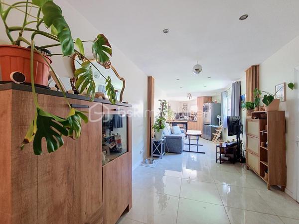 Coup de cœur pour cette petite villa, clé en main, entièrement rénovée et soigneusement décorée, située dans une petite copropriété à taille humaine, SANS CHARGES, dans le quartier de Vignelongue à La Seyne-sur-Mer.

D’une superficie parfaitement optimisée, elle se compose d’une belle pièce de vie avec cuisine ouverte et moderne d’une chambre avec rangements, d’une élégante salle d’eau en travertin et de WC indépendants.

Confort et prestations au rendez-vous avec le double vitrage et la climatisation réversible, pour un agréable confort été comme hiver.

À l’extérieur, vous profiterez d’un jardin privatif d’environ 100 m², entièrement clôturé, offrant un véritable espace de vie supplémentaire et la possibilité de stationner un véhicule à l’intérieur.

La petite copropriété permet également de bénéficier de plusieurs possibilités de stationnement pour les véhicules.

Sa localisation, permet à pieds de profiter de tous les services et commodités : Bus, Espace Santé, Ecole Toussaint Merle et centres commerciaux.
A 5 minutes en voiture du centre ville de Six Fours Les Plages et de l'autoroute.