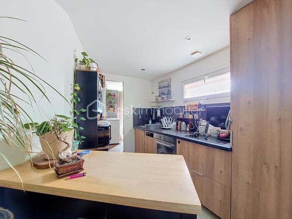 Coup de cœur pour cette petite villa, clé en main, entièrement rénovée et soigneusement décorée, située dans une petite copropriété à taille humaine, SANS CHARGES, dans le quartier de Vignelongue à La Seyne-sur-Mer.

D’une superficie parfaitement optimisée, elle se compose d’une belle pièce de vie avec cuisine ouverte et moderne d’une chambre avec rangements, d’une élégante salle d’eau en travertin et de WC indépendants.

Confort et prestations au rendez-vous avec le double vitrage et la climatisation réversible, pour un agréable confort été comme hiver.

À l’extérieur, vous profiterez d’un jardin privatif d’environ 100 m², entièrement clôturé, offrant un véritable espace de vie supplémentaire et la possibilité de stationner un véhicule à l’intérieur.

La petite copropriété permet également de bénéficier de plusieurs possibilités de stationnement pour les véhicules.

Sa localisation, permet à pieds de profiter de tous les services et commodités : Bus, Espace Santé, Ecole Toussaint Merle et centres commerciaux.
A 5 minutes en voiture du centre ville de Six Fours Les Plages et de l'autoroute.