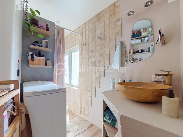 Coup de cœur pour cette petite villa, clé en main, entièrement rénovée et soigneusement décorée, située dans une petite copropriété à taille humaine, SANS CHARGES, dans le quartier de Vignelongue à La Seyne-sur-Mer.

D’une superficie parfaitement optimisée, elle se compose d’une belle pièce de vie avec cuisine ouverte et moderne d’une chambre avec rangements, d’une élégante salle d’eau en travertin et de WC indépendants.

Confort et prestations au rendez-vous avec le double vitrage et la climatisation réversible, pour un agréable confort été comme hiver.

À l’extérieur, vous profiterez d’un jardin privatif d’environ 100 m², entièrement clôturé, offrant un véritable espace de vie supplémentaire et la possibilité de stationner un véhicule à l’intérieur.

La petite copropriété permet également de bénéficier de plusieurs possibilités de stationnement pour les véhicules.

Sa localisation, permet à pieds de profiter de tous les services et commodités : Bus, Espace Santé, Ecole Toussaint Merle et centres commerciaux.
A 5 minutes en voiture du centre ville de Six Fours Les Plages et de l'autoroute.