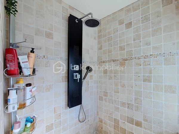 Coup de cœur pour cette petite villa, clé en main, entièrement rénovée et soigneusement décorée, située dans une petite copropriété à taille humaine, SANS CHARGES, dans le quartier de Vignelongue à La Seyne-sur-Mer.

D’une superficie parfaitement optimisée, elle se compose d’une belle pièce de vie avec cuisine ouverte et moderne d’une chambre avec rangements, d’une élégante salle d’eau en travertin et de WC indépendants.

Confort et prestations au rendez-vous avec le double vitrage et la climatisation réversible, pour un agréable confort été comme hiver.

À l’extérieur, vous profiterez d’un jardin privatif d’environ 100 m², entièrement clôturé, offrant un véritable espace de vie supplémentaire et la possibilité de stationner un véhicule à l’intérieur.

La petite copropriété permet également de bénéficier de plusieurs possibilités de stationnement pour les véhicules.

Sa localisation, permet à pieds de profiter de tous les services et commodités : Bus, Espace Santé, Ecole Toussaint Merle et centres commerciaux.
A 5 minutes en voiture du centre ville de Six Fours Les Plages et de l'autoroute.