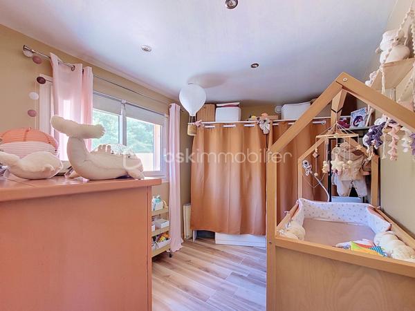 Coup de cœur pour cette petite villa, clé en main, entièrement rénovée et soigneusement décorée, située dans une petite copropriété à taille humaine, SANS CHARGES, dans le quartier de Vignelongue à La Seyne-sur-Mer.

D’une superficie parfaitement optimisée, elle se compose d’une belle pièce de vie avec cuisine ouverte et moderne d’une chambre avec rangements, d’une élégante salle d’eau en travertin et de WC indépendants.

Confort et prestations au rendez-vous avec le double vitrage et la climatisation réversible, pour un agréable confort été comme hiver.

À l’extérieur, vous profiterez d’un jardin privatif d’environ 100 m², entièrement clôturé, offrant un véritable espace de vie supplémentaire et la possibilité de stationner un véhicule à l’intérieur.

La petite copropriété permet également de bénéficier de plusieurs possibilités de stationnement pour les véhicules.

Sa localisation, permet à pieds de profiter de tous les services et commodités : Bus, Espace Santé, Ecole Toussaint Merle et centres commerciaux.
A 5 minutes en voiture du centre ville de Six Fours Les Plages et de l'autoroute.