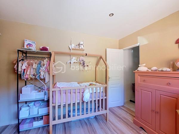 Coup de cœur pour cette petite villa, clé en main, entièrement rénovée et soigneusement décorée, située dans une petite copropriété à taille humaine, SANS CHARGES, dans le quartier de Vignelongue à La Seyne-sur-Mer.

D’une superficie parfaitement optimisée, elle se compose d’une belle pièce de vie avec cuisine ouverte et moderne d’une chambre avec rangements, d’une élégante salle d’eau en travertin et de WC indépendants.

Confort et prestations au rendez-vous avec le double vitrage et la climatisation réversible, pour un agréable confort été comme hiver.

À l’extérieur, vous profiterez d’un jardin privatif d’environ 100 m², entièrement clôturé, offrant un véritable espace de vie supplémentaire et la possibilité de stationner un véhicule à l’intérieur.

La petite copropriété permet également de bénéficier de plusieurs possibilités de stationnement pour les véhicules.

Sa localisation, permet à pieds de profiter de tous les services et commodités : Bus, Espace Santé, Ecole Toussaint Merle et centres commerciaux.
A 5 minutes en voiture du centre ville de Six Fours Les Plages et de l'autoroute.