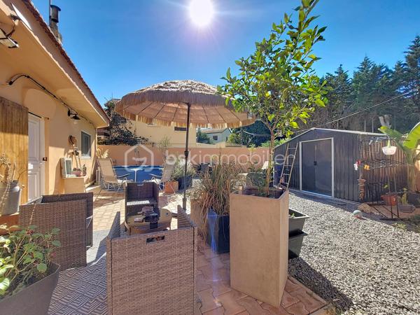 Coup de cœur pour cette petite villa, clé en main, entièrement rénovée et soigneusement décorée, située dans une petite copropriété à taille humaine, SANS CHARGES, dans le quartier de Vignelongue à La Seyne-sur-Mer.

D’une superficie parfaitement optimisée, elle se compose d’une belle pièce de vie avec cuisine ouverte et moderne d’une chambre avec rangements, d’une élégante salle d’eau en travertin et de WC indépendants.

Confort et prestations au rendez-vous avec le double vitrage et la climatisation réversible, pour un agréable confort été comme hiver.

À l’extérieur, vous profiterez d’un jardin privatif d’environ 100 m², entièrement clôturé, offrant un véritable espace de vie supplémentaire et la possibilité de stationner un véhicule à l’intérieur.

La petite copropriété permet également de bénéficier de plusieurs possibilités de stationnement pour les véhicules.

Sa localisation, permet à pieds de profiter de tous les services et commodités : Bus, Espace Santé, Ecole Toussaint Merle et centres commerciaux.
A 5 minutes en voiture du centre ville de Six Fours Les Plages et de l'autoroute.