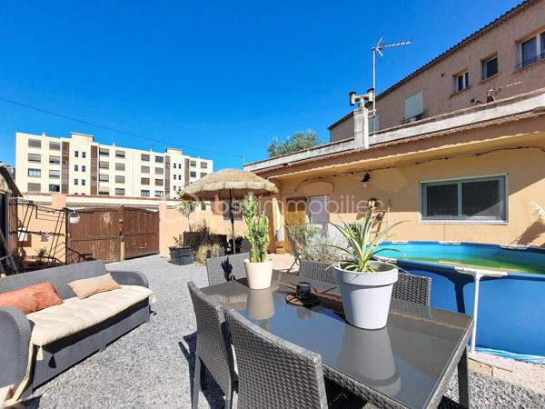 Coup de cœur pour cette petite villa, clé en main, entièrement rénovée et soigneusement décorée, située dans une petite copropriété à taille humaine, SANS CHARGES, dans le quartier de Vignelongue à La Seyne-sur-Mer.

D’une superficie parfaitement optimisée, elle se compose d’une belle pièce de vie avec cuisine ouverte et moderne d’une chambre avec rangements, d’une élégante salle d’eau en travertin et de WC indépendants.

Confort et prestations au rendez-vous avec le double vitrage et la climatisation réversible, pour un agréable confort été comme hiver.

À l’extérieur, vous profiterez d’un jardin privatif d’environ 100 m², entièrement clôturé, offrant un véritable espace de vie supplémentaire et la possibilité de stationner un véhicule à l’intérieur.

La petite copropriété permet également de bénéficier de plusieurs possibilités de stationnement pour les véhicules.

Sa localisation, permet à pieds de profiter de tous les services et commodités : Bus, Espace Santé, Ecole Toussaint Merle et centres commerciaux.
A 5 minutes en voiture du centre ville de Six Fours Les Plages et de l'autoroute.