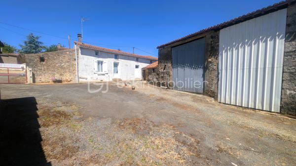 Vous recherchez une maison à rénover avec des dépendances et de nombreuses possibilités d'aménagement ? 
Située sur la commune du Beugnon, cette propriété offre un cadre idéal pour donner vie à votre projet.

La maison se compose actuellement d'une cuisine, d'une chambre, d'une chaufferie-buanderie et bénéficie de 1610m² de terrain

Si des travaux de rénovation sont à prévoir, plusieurs éléments constituent déjà une excellente base :
✔ Assainissement individuel conforme.
✔ Fenêtres de la partie habitable en double vitrage.
✔ Dépendances en bon état structurel.

À l'extérieur, les dépendances offrent un véritable potentiel pour répondre à de nombreux besoins :
un ancien four à pain
une grange,
un garage,
un atelier,
plusieurs petits toits permettant le stockage ou l'aménagement d'espaces complémentaires.

À seulement 50 mètres de la maison, un terrain non attenant complète la propriété.
Il comprend :
un hangar,
un abris à bois,

Une propriété qui s'adapte à de nombreux projets
Grâce à ses nombreuses dépendances et à son potentiel, ce bien conviendra parfaitement :
✔ aux amateurs de rénovation,
✔ aux artisans recherchant des espaces de stockage,
✔ aux collectionneurs de véhicules anciens,
✔ aux bricoleurs souhaitant disposer d'un grand atelier,
✔ à toute personne désirant créer une résidence principale ou secondaire dans un environnement calme.

Situation géographique
• Secondigny : environ 10 minutes
• Coulonges-sur-l'Autize : environ 15 minutes
• Champdeniers : environ 20 minutes
• Niort : environ 35 minutes
• La Rochelle : environ 1 h 15
Une propriété offrant une base saine pour votre projet : des bâtiments en bon état, un assainissement conforme, des huisseries en double vitrage et de nombreuses dépendances à valoriser. Un bien rare pour les amoureux des projets de rénovation.

Pour tout renseignement complémentaire ou pour organiser une visite, contactez-moi.