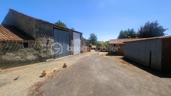 Vous recherchez une maison à rénover avec des dépendances et de nombreuses possibilités d'aménagement ? 
Située sur la commune du Beugnon, cette propriété offre un cadre idéal pour donner vie à votre projet.

La maison se compose actuellement d'une cuisine, d'une chambre, d'une chaufferie-buanderie et bénéficie de 1610m² de terrain

Si des travaux de rénovation sont à prévoir, plusieurs éléments constituent déjà une excellente base :
✔ Assainissement individuel conforme.
✔ Fenêtres de la partie habitable en double vitrage.
✔ Dépendances en bon état structurel.

À l'extérieur, les dépendances offrent un véritable potentiel pour répondre à de nombreux besoins :
un ancien four à pain
une grange,
un garage,
un atelier,
plusieurs petits toits permettant le stockage ou l'aménagement d'espaces complémentaires.

À seulement 50 mètres de la maison, un terrain non attenant complète la propriété.
Il comprend :
un hangar,
un abris à bois,

Une propriété qui s'adapte à de nombreux projets
Grâce à ses nombreuses dépendances et à son potentiel, ce bien conviendra parfaitement :
✔ aux amateurs de rénovation,
✔ aux artisans recherchant des espaces de stockage,
✔ aux collectionneurs de véhicules anciens,
✔ aux bricoleurs souhaitant disposer d'un grand atelier,
✔ à toute personne désirant créer une résidence principale ou secondaire dans un environnement calme.

Situation géographique
• Secondigny : environ 10 minutes
• Coulonges-sur-l'Autize : environ 15 minutes
• Champdeniers : environ 20 minutes
• Niort : environ 35 minutes
• La Rochelle : environ 1 h 15
Une propriété offrant une base saine pour votre projet : des bâtiments en bon état, un assainissement conforme, des huisseries en double vitrage et de nombreuses dépendances à valoriser. Un bien rare pour les amoureux des projets de rénovation.

Pour tout renseignement complémentaire ou pour organiser une visite, contactez-moi.