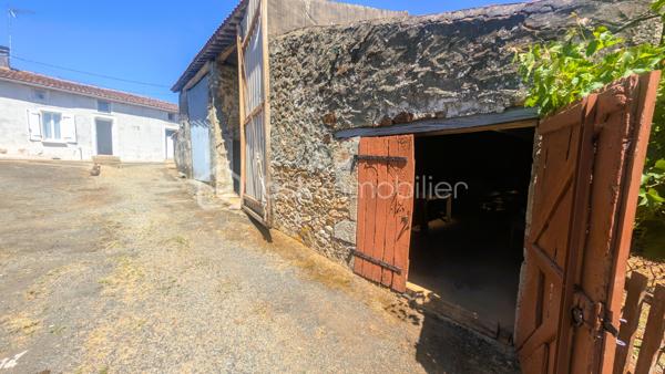 Vous recherchez une maison à rénover avec des dépendances et de nombreuses possibilités d'aménagement ? 
Située sur la commune du Beugnon, cette propriété offre un cadre idéal pour donner vie à votre projet.

La maison se compose actuellement d'une cuisine, d'une chambre, d'une chaufferie-buanderie et bénéficie de 1610m² de terrain

Si des travaux de rénovation sont à prévoir, plusieurs éléments constituent déjà une excellente base :
✔ Assainissement individuel conforme.
✔ Fenêtres de la partie habitable en double vitrage.
✔ Dépendances en bon état structurel.

À l'extérieur, les dépendances offrent un véritable potentiel pour répondre à de nombreux besoins :
un ancien four à pain
une grange,
un garage,
un atelier,
plusieurs petits toits permettant le stockage ou l'aménagement d'espaces complémentaires.

À seulement 50 mètres de la maison, un terrain non attenant complète la propriété.
Il comprend :
un hangar,
un abris à bois,

Une propriété qui s'adapte à de nombreux projets
Grâce à ses nombreuses dépendances et à son potentiel, ce bien conviendra parfaitement :
✔ aux amateurs de rénovation,
✔ aux artisans recherchant des espaces de stockage,
✔ aux collectionneurs de véhicules anciens,
✔ aux bricoleurs souhaitant disposer d'un grand atelier,
✔ à toute personne désirant créer une résidence principale ou secondaire dans un environnement calme.

Situation géographique
• Secondigny : environ 10 minutes
• Coulonges-sur-l'Autize : environ 15 minutes
• Champdeniers : environ 20 minutes
• Niort : environ 35 minutes
• La Rochelle : environ 1 h 15
Une propriété offrant une base saine pour votre projet : des bâtiments en bon état, un assainissement conforme, des huisseries en double vitrage et de nombreuses dépendances à valoriser. Un bien rare pour les amoureux des projets de rénovation.

Pour tout renseignement complémentaire ou pour organiser une visite, contactez-moi.