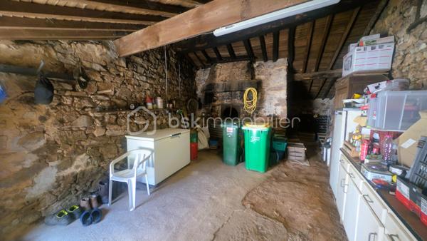 Vous recherchez une maison à rénover avec des dépendances et de nombreuses possibilités d'aménagement ? 
Située sur la commune du Beugnon, cette propriété offre un cadre idéal pour donner vie à votre projet.

La maison se compose actuellement d'une cuisine, d'une chambre, d'une chaufferie-buanderie et bénéficie de 1610m² de terrain

Si des travaux de rénovation sont à prévoir, plusieurs éléments constituent déjà une excellente base :
✔ Assainissement individuel conforme.
✔ Fenêtres de la partie habitable en double vitrage.
✔ Dépendances en bon état structurel.

À l'extérieur, les dépendances offrent un véritable potentiel pour répondre à de nombreux besoins :
un ancien four à pain
une grange,
un garage,
un atelier,
plusieurs petits toits permettant le stockage ou l'aménagement d'espaces complémentaires.

À seulement 50 mètres de la maison, un terrain non attenant complète la propriété.
Il comprend :
un hangar,
un abris à bois,

Une propriété qui s'adapte à de nombreux projets
Grâce à ses nombreuses dépendances et à son potentiel, ce bien conviendra parfaitement :
✔ aux amateurs de rénovation,
✔ aux artisans recherchant des espaces de stockage,
✔ aux collectionneurs de véhicules anciens,
✔ aux bricoleurs souhaitant disposer d'un grand atelier,
✔ à toute personne désirant créer une résidence principale ou secondaire dans un environnement calme.

Situation géographique
• Secondigny : environ 10 minutes
• Coulonges-sur-l'Autize : environ 15 minutes
• Champdeniers : environ 20 minutes
• Niort : environ 35 minutes
• La Rochelle : environ 1 h 15
Une propriété offrant une base saine pour votre projet : des bâtiments en bon état, un assainissement conforme, des huisseries en double vitrage et de nombreuses dépendances à valoriser. Un bien rare pour les amoureux des projets de rénovation.

Pour tout renseignement complémentaire ou pour organiser une visite, contactez-moi.