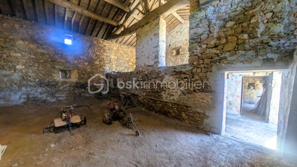 Vous recherchez une maison à rénover avec des dépendances et de nombreuses possibilités d'aménagement ? 
Située sur la commune du Beugnon, cette propriété offre un cadre idéal pour donner vie à votre projet.

La maison se compose actuellement d'une cuisine, d'une chambre, d'une chaufferie-buanderie et bénéficie de 1610m² de terrain

Si des travaux de rénovation sont à prévoir, plusieurs éléments constituent déjà une excellente base :
✔ Assainissement individuel conforme.
✔ Fenêtres de la partie habitable en double vitrage.
✔ Dépendances en bon état structurel.

À l'extérieur, les dépendances offrent un véritable potentiel pour répondre à de nombreux besoins :
un ancien four à pain
une grange,
un garage,
un atelier,
plusieurs petits toits permettant le stockage ou l'aménagement d'espaces complémentaires.

À seulement 50 mètres de la maison, un terrain non attenant complète la propriété.
Il comprend :
un hangar,
un abris à bois,

Une propriété qui s'adapte à de nombreux projets
Grâce à ses nombreuses dépendances et à son potentiel, ce bien conviendra parfaitement :
✔ aux amateurs de rénovation,
✔ aux artisans recherchant des espaces de stockage,
✔ aux collectionneurs de véhicules anciens,
✔ aux bricoleurs souhaitant disposer d'un grand atelier,
✔ à toute personne désirant créer une résidence principale ou secondaire dans un environnement calme.

Situation géographique
• Secondigny : environ 10 minutes
• Coulonges-sur-l'Autize : environ 15 minutes
• Champdeniers : environ 20 minutes
• Niort : environ 35 minutes
• La Rochelle : environ 1 h 15
Une propriété offrant une base saine pour votre projet : des bâtiments en bon état, un assainissement conforme, des huisseries en double vitrage et de nombreuses dépendances à valoriser. Un bien rare pour les amoureux des projets de rénovation.

Pour tout renseignement complémentaire ou pour organiser une visite, contactez-moi.