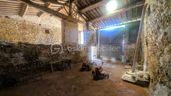 Vous recherchez une maison à rénover avec des dépendances et de nombreuses possibilités d'aménagement ? 
Située sur la commune du Beugnon, cette propriété offre un cadre idéal pour donner vie à votre projet.

La maison se compose actuellement d'une cuisine, d'une chambre, d'une chaufferie-buanderie et bénéficie de 1610m² de terrain

Si des travaux de rénovation sont à prévoir, plusieurs éléments constituent déjà une excellente base :
✔ Assainissement individuel conforme.
✔ Fenêtres de la partie habitable en double vitrage.
✔ Dépendances en bon état structurel.

À l'extérieur, les dépendances offrent un véritable potentiel pour répondre à de nombreux besoins :
un ancien four à pain
une grange,
un garage,
un atelier,
plusieurs petits toits permettant le stockage ou l'aménagement d'espaces complémentaires.

À seulement 50 mètres de la maison, un terrain non attenant complète la propriété.
Il comprend :
un hangar,
un abris à bois,

Une propriété qui s'adapte à de nombreux projets
Grâce à ses nombreuses dépendances et à son potentiel, ce bien conviendra parfaitement :
✔ aux amateurs de rénovation,
✔ aux artisans recherchant des espaces de stockage,
✔ aux collectionneurs de véhicules anciens,
✔ aux bricoleurs souhaitant disposer d'un grand atelier,
✔ à toute personne désirant créer une résidence principale ou secondaire dans un environnement calme.

Situation géographique
• Secondigny : environ 10 minutes
• Coulonges-sur-l'Autize : environ 15 minutes
• Champdeniers : environ 20 minutes
• Niort : environ 35 minutes
• La Rochelle : environ 1 h 15
Une propriété offrant une base saine pour votre projet : des bâtiments en bon état, un assainissement conforme, des huisseries en double vitrage et de nombreuses dépendances à valoriser. Un bien rare pour les amoureux des projets de rénovation.

Pour tout renseignement complémentaire ou pour organiser une visite, contactez-moi.