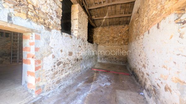Vous recherchez une maison à rénover avec des dépendances et de nombreuses possibilités d'aménagement ? 
Située sur la commune du Beugnon, cette propriété offre un cadre idéal pour donner vie à votre projet.

La maison se compose actuellement d'une cuisine, d'une chambre, d'une chaufferie-buanderie et bénéficie de 1610m² de terrain

Si des travaux de rénovation sont à prévoir, plusieurs éléments constituent déjà une excellente base :
✔ Assainissement individuel conforme.
✔ Fenêtres de la partie habitable en double vitrage.
✔ Dépendances en bon état structurel.

À l'extérieur, les dépendances offrent un véritable potentiel pour répondre à de nombreux besoins :
un ancien four à pain
une grange,
un garage,
un atelier,
plusieurs petits toits permettant le stockage ou l'aménagement d'espaces complémentaires.

À seulement 50 mètres de la maison, un terrain non attenant complète la propriété.
Il comprend :
un hangar,
un abris à bois,

Une propriété qui s'adapte à de nombreux projets
Grâce à ses nombreuses dépendances et à son potentiel, ce bien conviendra parfaitement :
✔ aux amateurs de rénovation,
✔ aux artisans recherchant des espaces de stockage,
✔ aux collectionneurs de véhicules anciens,
✔ aux bricoleurs souhaitant disposer d'un grand atelier,
✔ à toute personne désirant créer une résidence principale ou secondaire dans un environnement calme.

Situation géographique
• Secondigny : environ 10 minutes
• Coulonges-sur-l'Autize : environ 15 minutes
• Champdeniers : environ 20 minutes
• Niort : environ 35 minutes
• La Rochelle : environ 1 h 15
Une propriété offrant une base saine pour votre projet : des bâtiments en bon état, un assainissement conforme, des huisseries en double vitrage et de nombreuses dépendances à valoriser. Un bien rare pour les amoureux des projets de rénovation.

Pour tout renseignement complémentaire ou pour organiser une visite, contactez-moi.