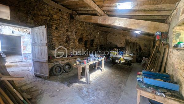 Vous recherchez une maison à rénover avec des dépendances et de nombreuses possibilités d'aménagement ? 
Située sur la commune du Beugnon, cette propriété offre un cadre idéal pour donner vie à votre projet.

La maison se compose actuellement d'une cuisine, d'une chambre, d'une chaufferie-buanderie et bénéficie de 1610m² de terrain

Si des travaux de rénovation sont à prévoir, plusieurs éléments constituent déjà une excellente base :
✔ Assainissement individuel conforme.
✔ Fenêtres de la partie habitable en double vitrage.
✔ Dépendances en bon état structurel.

À l'extérieur, les dépendances offrent un véritable potentiel pour répondre à de nombreux besoins :
un ancien four à pain
une grange,
un garage,
un atelier,
plusieurs petits toits permettant le stockage ou l'aménagement d'espaces complémentaires.

À seulement 50 mètres de la maison, un terrain non attenant complète la propriété.
Il comprend :
un hangar,
un abris à bois,

Une propriété qui s'adapte à de nombreux projets
Grâce à ses nombreuses dépendances et à son potentiel, ce bien conviendra parfaitement :
✔ aux amateurs de rénovation,
✔ aux artisans recherchant des espaces de stockage,
✔ aux collectionneurs de véhicules anciens,
✔ aux bricoleurs souhaitant disposer d'un grand atelier,
✔ à toute personne désirant créer une résidence principale ou secondaire dans un environnement calme.

Situation géographique
• Secondigny : environ 10 minutes
• Coulonges-sur-l'Autize : environ 15 minutes
• Champdeniers : environ 20 minutes
• Niort : environ 35 minutes
• La Rochelle : environ 1 h 15
Une propriété offrant une base saine pour votre projet : des bâtiments en bon état, un assainissement conforme, des huisseries en double vitrage et de nombreuses dépendances à valoriser. Un bien rare pour les amoureux des projets de rénovation.

Pour tout renseignement complémentaire ou pour organiser une visite, contactez-moi.