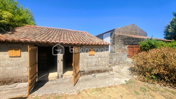 Vous recherchez une maison à rénover avec des dépendances et de nombreuses possibilités d'aménagement ? 
Située sur la commune du Beugnon, cette propriété offre un cadre idéal pour donner vie à votre projet.

La maison se compose actuellement d'une cuisine, d'une chambre, d'une chaufferie-buanderie et bénéficie de 1610m² de terrain

Si des travaux de rénovation sont à prévoir, plusieurs éléments constituent déjà une excellente base :
✔ Assainissement individuel conforme.
✔ Fenêtres de la partie habitable en double vitrage.
✔ Dépendances en bon état structurel.

À l'extérieur, les dépendances offrent un véritable potentiel pour répondre à de nombreux besoins :
un ancien four à pain
une grange,
un garage,
un atelier,
plusieurs petits toits permettant le stockage ou l'aménagement d'espaces complémentaires.

À seulement 50 mètres de la maison, un terrain non attenant complète la propriété.
Il comprend :
un hangar,
un abris à bois,

Une propriété qui s'adapte à de nombreux projets
Grâce à ses nombreuses dépendances et à son potentiel, ce bien conviendra parfaitement :
✔ aux amateurs de rénovation,
✔ aux artisans recherchant des espaces de stockage,
✔ aux collectionneurs de véhicules anciens,
✔ aux bricoleurs souhaitant disposer d'un grand atelier,
✔ à toute personne désirant créer une résidence principale ou secondaire dans un environnement calme.

Situation géographique
• Secondigny : environ 10 minutes
• Coulonges-sur-l'Autize : environ 15 minutes
• Champdeniers : environ 20 minutes
• Niort : environ 35 minutes
• La Rochelle : environ 1 h 15
Une propriété offrant une base saine pour votre projet : des bâtiments en bon état, un assainissement conforme, des huisseries en double vitrage et de nombreuses dépendances à valoriser. Un bien rare pour les amoureux des projets de rénovation.

Pour tout renseignement complémentaire ou pour organiser une visite, contactez-moi.