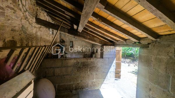Vous recherchez une maison à rénover avec des dépendances et de nombreuses possibilités d'aménagement ? 
Située sur la commune du Beugnon, cette propriété offre un cadre idéal pour donner vie à votre projet.

La maison se compose actuellement d'une cuisine, d'une chambre, d'une chaufferie-buanderie et bénéficie de 1610m² de terrain

Si des travaux de rénovation sont à prévoir, plusieurs éléments constituent déjà une excellente base :
✔ Assainissement individuel conforme.
✔ Fenêtres de la partie habitable en double vitrage.
✔ Dépendances en bon état structurel.

À l'extérieur, les dépendances offrent un véritable potentiel pour répondre à de nombreux besoins :
un ancien four à pain
une grange,
un garage,
un atelier,
plusieurs petits toits permettant le stockage ou l'aménagement d'espaces complémentaires.

À seulement 50 mètres de la maison, un terrain non attenant complète la propriété.
Il comprend :
un hangar,
un abris à bois,

Une propriété qui s'adapte à de nombreux projets
Grâce à ses nombreuses dépendances et à son potentiel, ce bien conviendra parfaitement :
✔ aux amateurs de rénovation,
✔ aux artisans recherchant des espaces de stockage,
✔ aux collectionneurs de véhicules anciens,
✔ aux bricoleurs souhaitant disposer d'un grand atelier,
✔ à toute personne désirant créer une résidence principale ou secondaire dans un environnement calme.

Situation géographique
• Secondigny : environ 10 minutes
• Coulonges-sur-l'Autize : environ 15 minutes
• Champdeniers : environ 20 minutes
• Niort : environ 35 minutes
• La Rochelle : environ 1 h 15
Une propriété offrant une base saine pour votre projet : des bâtiments en bon état, un assainissement conforme, des huisseries en double vitrage et de nombreuses dépendances à valoriser. Un bien rare pour les amoureux des projets de rénovation.

Pour tout renseignement complémentaire ou pour organiser une visite, contactez-moi.