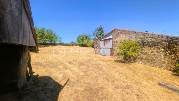Vous recherchez une maison à rénover avec des dépendances et de nombreuses possibilités d'aménagement ? 
Située sur la commune du Beugnon, cette propriété offre un cadre idéal pour donner vie à votre projet.

La maison se compose actuellement d'une cuisine, d'une chambre, d'une chaufferie-buanderie et bénéficie de 1610m² de terrain

Si des travaux de rénovation sont à prévoir, plusieurs éléments constituent déjà une excellente base :
✔ Assainissement individuel conforme.
✔ Fenêtres de la partie habitable en double vitrage.
✔ Dépendances en bon état structurel.

À l'extérieur, les dépendances offrent un véritable potentiel pour répondre à de nombreux besoins :
un ancien four à pain
une grange,
un garage,
un atelier,
plusieurs petits toits permettant le stockage ou l'aménagement d'espaces complémentaires.

À seulement 50 mètres de la maison, un terrain non attenant complète la propriété.
Il comprend :
un hangar,
un abris à bois,

Une propriété qui s'adapte à de nombreux projets
Grâce à ses nombreuses dépendances et à son potentiel, ce bien conviendra parfaitement :
✔ aux amateurs de rénovation,
✔ aux artisans recherchant des espaces de stockage,
✔ aux collectionneurs de véhicules anciens,
✔ aux bricoleurs souhaitant disposer d'un grand atelier,
✔ à toute personne désirant créer une résidence principale ou secondaire dans un environnement calme.

Situation géographique
• Secondigny : environ 10 minutes
• Coulonges-sur-l'Autize : environ 15 minutes
• Champdeniers : environ 20 minutes
• Niort : environ 35 minutes
• La Rochelle : environ 1 h 15
Une propriété offrant une base saine pour votre projet : des bâtiments en bon état, un assainissement conforme, des huisseries en double vitrage et de nombreuses dépendances à valoriser. Un bien rare pour les amoureux des projets de rénovation.

Pour tout renseignement complémentaire ou pour organiser une visite, contactez-moi.