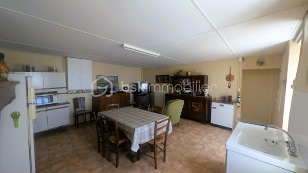 Vous recherchez une maison à rénover avec des dépendances et de nombreuses possibilités d'aménagement ? 
Située sur la commune du Beugnon, cette propriété offre un cadre idéal pour donner vie à votre projet.

La maison se compose actuellement d'une cuisine, d'une chambre, d'une chaufferie-buanderie et bénéficie de 1610m² de terrain

Si des travaux de rénovation sont à prévoir, plusieurs éléments constituent déjà une excellente base :
✔ Assainissement individuel conforme.
✔ Fenêtres de la partie habitable en double vitrage.
✔ Dépendances en bon état structurel.

À l'extérieur, les dépendances offrent un véritable potentiel pour répondre à de nombreux besoins :
un ancien four à pain
une grange,
un garage,
un atelier,
plusieurs petits toits permettant le stockage ou l'aménagement d'espaces complémentaires.

À seulement 50 mètres de la maison, un terrain non attenant complète la propriété.
Il comprend :
un hangar,
un abris à bois,

Une propriété qui s'adapte à de nombreux projets
Grâce à ses nombreuses dépendances et à son potentiel, ce bien conviendra parfaitement :
✔ aux amateurs de rénovation,
✔ aux artisans recherchant des espaces de stockage,
✔ aux collectionneurs de véhicules anciens,
✔ aux bricoleurs souhaitant disposer d'un grand atelier,
✔ à toute personne désirant créer une résidence principale ou secondaire dans un environnement calme.

Situation géographique
• Secondigny : environ 10 minutes
• Coulonges-sur-l'Autize : environ 15 minutes
• Champdeniers : environ 20 minutes
• Niort : environ 35 minutes
• La Rochelle : environ 1 h 15
Une propriété offrant une base saine pour votre projet : des bâtiments en bon état, un assainissement conforme, des huisseries en double vitrage et de nombreuses dépendances à valoriser. Un bien rare pour les amoureux des projets de rénovation.

Pour tout renseignement complémentaire ou pour organiser une visite, contactez-moi.