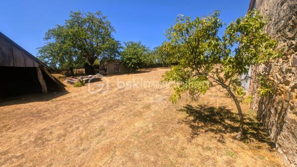 Vous recherchez une maison à rénover avec des dépendances et de nombreuses possibilités d'aménagement ? 
Située sur la commune du Beugnon, cette propriété offre un cadre idéal pour donner vie à votre projet.

La maison se compose actuellement d'une cuisine, d'une chambre, d'une chaufferie-buanderie et bénéficie de 1610m² de terrain

Si des travaux de rénovation sont à prévoir, plusieurs éléments constituent déjà une excellente base :
✔ Assainissement individuel conforme.
✔ Fenêtres de la partie habitable en double vitrage.
✔ Dépendances en bon état structurel.

À l'extérieur, les dépendances offrent un véritable potentiel pour répondre à de nombreux besoins :
un ancien four à pain
une grange,
un garage,
un atelier,
plusieurs petits toits permettant le stockage ou l'aménagement d'espaces complémentaires.

À seulement 50 mètres de la maison, un terrain non attenant complète la propriété.
Il comprend :
un hangar,
un abris à bois,

Une propriété qui s'adapte à de nombreux projets
Grâce à ses nombreuses dépendances et à son potentiel, ce bien conviendra parfaitement :
✔ aux amateurs de rénovation,
✔ aux artisans recherchant des espaces de stockage,
✔ aux collectionneurs de véhicules anciens,
✔ aux bricoleurs souhaitant disposer d'un grand atelier,
✔ à toute personne désirant créer une résidence principale ou secondaire dans un environnement calme.

Situation géographique
• Secondigny : environ 10 minutes
• Coulonges-sur-l'Autize : environ 15 minutes
• Champdeniers : environ 20 minutes
• Niort : environ 35 minutes
• La Rochelle : environ 1 h 15
Une propriété offrant une base saine pour votre projet : des bâtiments en bon état, un assainissement conforme, des huisseries en double vitrage et de nombreuses dépendances à valoriser. Un bien rare pour les amoureux des projets de rénovation.

Pour tout renseignement complémentaire ou pour organiser une visite, contactez-moi.