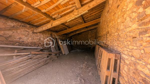 Vous recherchez une maison à rénover avec des dépendances et de nombreuses possibilités d'aménagement ? 
Située sur la commune du Beugnon, cette propriété offre un cadre idéal pour donner vie à votre projet.

La maison se compose actuellement d'une cuisine, d'une chambre, d'une chaufferie-buanderie et bénéficie de 1610m² de terrain

Si des travaux de rénovation sont à prévoir, plusieurs éléments constituent déjà une excellente base :
✔ Assainissement individuel conforme.
✔ Fenêtres de la partie habitable en double vitrage.
✔ Dépendances en bon état structurel.

À l'extérieur, les dépendances offrent un véritable potentiel pour répondre à de nombreux besoins :
un ancien four à pain
une grange,
un garage,
un atelier,
plusieurs petits toits permettant le stockage ou l'aménagement d'espaces complémentaires.

À seulement 50 mètres de la maison, un terrain non attenant complète la propriété.
Il comprend :
un hangar,
un abris à bois,

Une propriété qui s'adapte à de nombreux projets
Grâce à ses nombreuses dépendances et à son potentiel, ce bien conviendra parfaitement :
✔ aux amateurs de rénovation,
✔ aux artisans recherchant des espaces de stockage,
✔ aux collectionneurs de véhicules anciens,
✔ aux bricoleurs souhaitant disposer d'un grand atelier,
✔ à toute personne désirant créer une résidence principale ou secondaire dans un environnement calme.

Situation géographique
• Secondigny : environ 10 minutes
• Coulonges-sur-l'Autize : environ 15 minutes
• Champdeniers : environ 20 minutes
• Niort : environ 35 minutes
• La Rochelle : environ 1 h 15
Une propriété offrant une base saine pour votre projet : des bâtiments en bon état, un assainissement conforme, des huisseries en double vitrage et de nombreuses dépendances à valoriser. Un bien rare pour les amoureux des projets de rénovation.

Pour tout renseignement complémentaire ou pour organiser une visite, contactez-moi.
