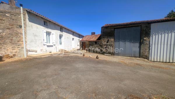 Vous recherchez une maison à rénover avec des dépendances et de nombreuses possibilités d'aménagement ? 
Située sur la commune du Beugnon, cette propriété offre un cadre idéal pour donner vie à votre projet.

La maison se compose actuellement d'une cuisine, d'une chambre, d'une chaufferie-buanderie et bénéficie de 1610m² de terrain

Si des travaux de rénovation sont à prévoir, plusieurs éléments constituent déjà une excellente base :
✔ Assainissement individuel conforme.
✔ Fenêtres de la partie habitable en double vitrage.
✔ Dépendances en bon état structurel.

À l'extérieur, les dépendances offrent un véritable potentiel pour répondre à de nombreux besoins :
un ancien four à pain
une grange,
un garage,
un atelier,
plusieurs petits toits permettant le stockage ou l'aménagement d'espaces complémentaires.

À seulement 50 mètres de la maison, un terrain non attenant complète la propriété.
Il comprend :
un hangar,
un abris à bois,

Une propriété qui s'adapte à de nombreux projets
Grâce à ses nombreuses dépendances et à son potentiel, ce bien conviendra parfaitement :
✔ aux amateurs de rénovation,
✔ aux artisans recherchant des espaces de stockage,
✔ aux collectionneurs de véhicules anciens,
✔ aux bricoleurs souhaitant disposer d'un grand atelier,
✔ à toute personne désirant créer une résidence principale ou secondaire dans un environnement calme.

Situation géographique
• Secondigny : environ 10 minutes
• Coulonges-sur-l'Autize : environ 15 minutes
• Champdeniers : environ 20 minutes
• Niort : environ 35 minutes
• La Rochelle : environ 1 h 15
Une propriété offrant une base saine pour votre projet : des bâtiments en bon état, un assainissement conforme, des huisseries en double vitrage et de nombreuses dépendances à valoriser. Un bien rare pour les amoureux des projets de rénovation.

Pour tout renseignement complémentaire ou pour organiser une visite, contactez-moi.