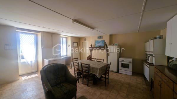 Vous recherchez une maison à rénover avec des dépendances et de nombreuses possibilités d'aménagement ? 
Située sur la commune du Beugnon, cette propriété offre un cadre idéal pour donner vie à votre projet.

La maison se compose actuellement d'une cuisine, d'une chambre, d'une chaufferie-buanderie et bénéficie de 1610m² de terrain

Si des travaux de rénovation sont à prévoir, plusieurs éléments constituent déjà une excellente base :
✔ Assainissement individuel conforme.
✔ Fenêtres de la partie habitable en double vitrage.
✔ Dépendances en bon état structurel.

À l'extérieur, les dépendances offrent un véritable potentiel pour répondre à de nombreux besoins :
un ancien four à pain
une grange,
un garage,
un atelier,
plusieurs petits toits permettant le stockage ou l'aménagement d'espaces complémentaires.

À seulement 50 mètres de la maison, un terrain non attenant complète la propriété.
Il comprend :
un hangar,
un abris à bois,

Une propriété qui s'adapte à de nombreux projets
Grâce à ses nombreuses dépendances et à son potentiel, ce bien conviendra parfaitement :
✔ aux amateurs de rénovation,
✔ aux artisans recherchant des espaces de stockage,
✔ aux collectionneurs de véhicules anciens,
✔ aux bricoleurs souhaitant disposer d'un grand atelier,
✔ à toute personne désirant créer une résidence principale ou secondaire dans un environnement calme.

Situation géographique
• Secondigny : environ 10 minutes
• Coulonges-sur-l'Autize : environ 15 minutes
• Champdeniers : environ 20 minutes
• Niort : environ 35 minutes
• La Rochelle : environ 1 h 15
Une propriété offrant une base saine pour votre projet : des bâtiments en bon état, un assainissement conforme, des huisseries en double vitrage et de nombreuses dépendances à valoriser. Un bien rare pour les amoureux des projets de rénovation.

Pour tout renseignement complémentaire ou pour organiser une visite, contactez-moi.