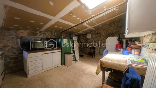 Vous recherchez une maison à rénover avec des dépendances et de nombreuses possibilités d'aménagement ? 
Située sur la commune du Beugnon, cette propriété offre un cadre idéal pour donner vie à votre projet.

La maison se compose actuellement d'une cuisine, d'une chambre, d'une chaufferie-buanderie et bénéficie de 1610m² de terrain

Si des travaux de rénovation sont à prévoir, plusieurs éléments constituent déjà une excellente base :
✔ Assainissement individuel conforme.
✔ Fenêtres de la partie habitable en double vitrage.
✔ Dépendances en bon état structurel.

À l'extérieur, les dépendances offrent un véritable potentiel pour répondre à de nombreux besoins :
un ancien four à pain
une grange,
un garage,
un atelier,
plusieurs petits toits permettant le stockage ou l'aménagement d'espaces complémentaires.

À seulement 50 mètres de la maison, un terrain non attenant complète la propriété.
Il comprend :
un hangar,
un abris à bois,

Une propriété qui s'adapte à de nombreux projets
Grâce à ses nombreuses dépendances et à son potentiel, ce bien conviendra parfaitement :
✔ aux amateurs de rénovation,
✔ aux artisans recherchant des espaces de stockage,
✔ aux collectionneurs de véhicules anciens,
✔ aux bricoleurs souhaitant disposer d'un grand atelier,
✔ à toute personne désirant créer une résidence principale ou secondaire dans un environnement calme.

Situation géographique
• Secondigny : environ 10 minutes
• Coulonges-sur-l'Autize : environ 15 minutes
• Champdeniers : environ 20 minutes
• Niort : environ 35 minutes
• La Rochelle : environ 1 h 15
Une propriété offrant une base saine pour votre projet : des bâtiments en bon état, un assainissement conforme, des huisseries en double vitrage et de nombreuses dépendances à valoriser. Un bien rare pour les amoureux des projets de rénovation.

Pour tout renseignement complémentaire ou pour organiser une visite, contactez-moi.