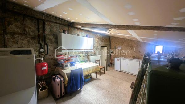 Vous recherchez une maison à rénover avec des dépendances et de nombreuses possibilités d'aménagement ? 
Située sur la commune du Beugnon, cette propriété offre un cadre idéal pour donner vie à votre projet.

La maison se compose actuellement d'une cuisine, d'une chambre, d'une chaufferie-buanderie et bénéficie de 1610m² de terrain

Si des travaux de rénovation sont à prévoir, plusieurs éléments constituent déjà une excellente base :
✔ Assainissement individuel conforme.
✔ Fenêtres de la partie habitable en double vitrage.
✔ Dépendances en bon état structurel.

À l'extérieur, les dépendances offrent un véritable potentiel pour répondre à de nombreux besoins :
un ancien four à pain
une grange,
un garage,
un atelier,
plusieurs petits toits permettant le stockage ou l'aménagement d'espaces complémentaires.

À seulement 50 mètres de la maison, un terrain non attenant complète la propriété.
Il comprend :
un hangar,
un abris à bois,

Une propriété qui s'adapte à de nombreux projets
Grâce à ses nombreuses dépendances et à son potentiel, ce bien conviendra parfaitement :
✔ aux amateurs de rénovation,
✔ aux artisans recherchant des espaces de stockage,
✔ aux collectionneurs de véhicules anciens,
✔ aux bricoleurs souhaitant disposer d'un grand atelier,
✔ à toute personne désirant créer une résidence principale ou secondaire dans un environnement calme.

Situation géographique
• Secondigny : environ 10 minutes
• Coulonges-sur-l'Autize : environ 15 minutes
• Champdeniers : environ 20 minutes
• Niort : environ 35 minutes
• La Rochelle : environ 1 h 15
Une propriété offrant une base saine pour votre projet : des bâtiments en bon état, un assainissement conforme, des huisseries en double vitrage et de nombreuses dépendances à valoriser. Un bien rare pour les amoureux des projets de rénovation.

Pour tout renseignement complémentaire ou pour organiser une visite, contactez-moi.