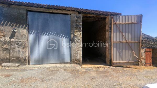 Vous recherchez une maison à rénover avec des dépendances et de nombreuses possibilités d'aménagement ? 
Située sur la commune du Beugnon, cette propriété offre un cadre idéal pour donner vie à votre projet.

La maison se compose actuellement d'une cuisine, d'une chambre, d'une chaufferie-buanderie et bénéficie de 1610m² de terrain

Si des travaux de rénovation sont à prévoir, plusieurs éléments constituent déjà une excellente base :
✔ Assainissement individuel conforme.
✔ Fenêtres de la partie habitable en double vitrage.
✔ Dépendances en bon état structurel.

À l'extérieur, les dépendances offrent un véritable potentiel pour répondre à de nombreux besoins :
un ancien four à pain
une grange,
un garage,
un atelier,
plusieurs petits toits permettant le stockage ou l'aménagement d'espaces complémentaires.

À seulement 50 mètres de la maison, un terrain non attenant complète la propriété.
Il comprend :
un hangar,
un abris à bois,

Une propriété qui s'adapte à de nombreux projets
Grâce à ses nombreuses dépendances et à son potentiel, ce bien conviendra parfaitement :
✔ aux amateurs de rénovation,
✔ aux artisans recherchant des espaces de stockage,
✔ aux collectionneurs de véhicules anciens,
✔ aux bricoleurs souhaitant disposer d'un grand atelier,
✔ à toute personne désirant créer une résidence principale ou secondaire dans un environnement calme.

Situation géographique
• Secondigny : environ 10 minutes
• Coulonges-sur-l'Autize : environ 15 minutes
• Champdeniers : environ 20 minutes
• Niort : environ 35 minutes
• La Rochelle : environ 1 h 15
Une propriété offrant une base saine pour votre projet : des bâtiments en bon état, un assainissement conforme, des huisseries en double vitrage et de nombreuses dépendances à valoriser. Un bien rare pour les amoureux des projets de rénovation.

Pour tout renseignement complémentaire ou pour organiser une visite, contactez-moi.