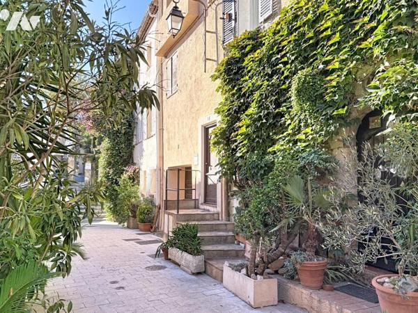 MAISON DE VILLAGE VUE BAIE DE CANNES  170 M² AU COEUR DU SUQUET HISTORIQUE DE CANNES AVEC GARAGE.