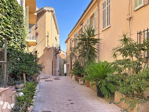 MAISON DE VILLAGE VUE BAIE DE CANNES  170 M² AU COEUR DU SUQUET HISTORIQUE DE CANNES AVEC GARAGE.