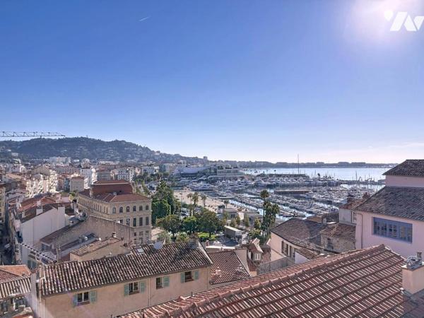 MAISON DE VILLAGE VUE BAIE DE CANNES  170 M² AU COEUR DU SUQUET HISTORIQUE DE CANNES AVEC GARAGE.