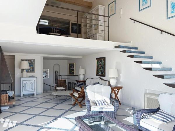 MAISON DE VILLAGE VUE BAIE DE CANNES  170 M² AU COEUR DU SUQUET HISTORIQUE DE CANNES AVEC GARAGE.