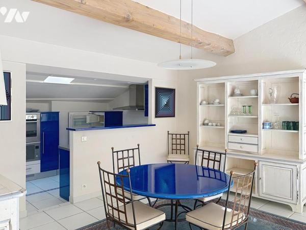 MAISON DE VILLAGE VUE BAIE DE CANNES  170 M² AU COEUR DU SUQUET HISTORIQUE DE CANNES AVEC GARAGE.