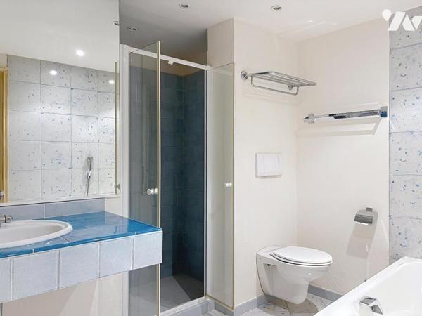 MAISON DE VILLAGE VUE BAIE DE CANNES  170 M² AU COEUR DU SUQUET HISTORIQUE DE CANNES AVEC GARAGE.