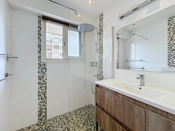 Vente                                                      Appartement
                        
                     2 pièces                      57 m2                     à Cannes