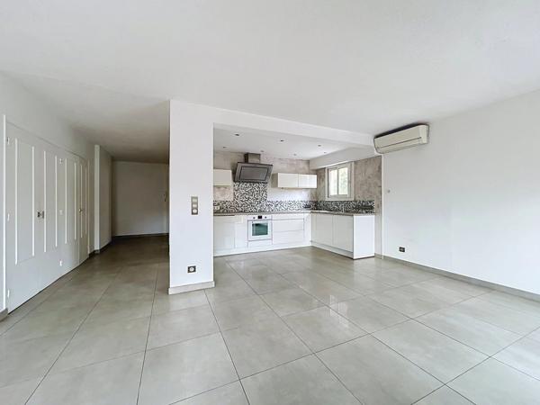 Vente                                                      Appartement
                        
                     2 pièces                      57 m2                     à Cannes