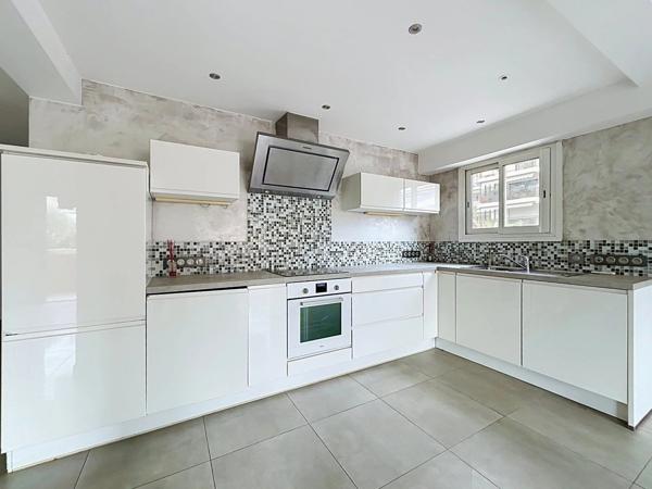 Vente                                                      Appartement
                        
                     2 pièces                      57 m2                     à Cannes