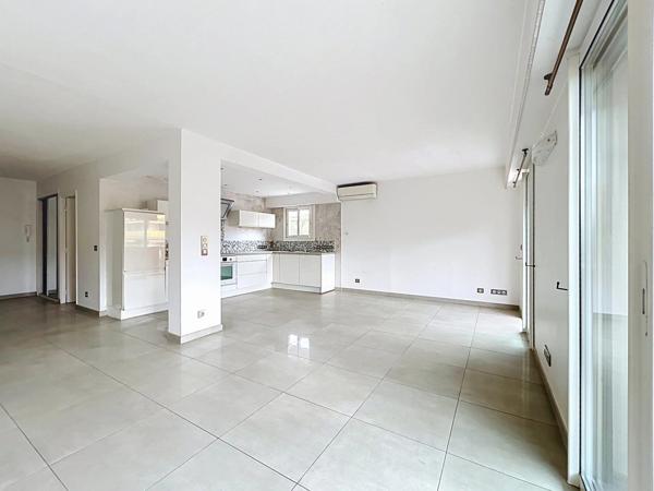 Vente                                                      Appartement
                        
                     2 pièces                      57 m2                     à Cannes