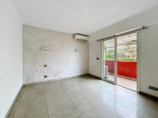Vente                                                      Appartement
                        
                     2 pièces                      57 m2                     à Cannes
