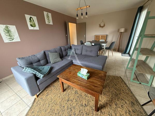 Appartement meublé de 70 m², avec balcon.