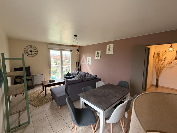 Appartement meublé de 70 m², avec balcon.