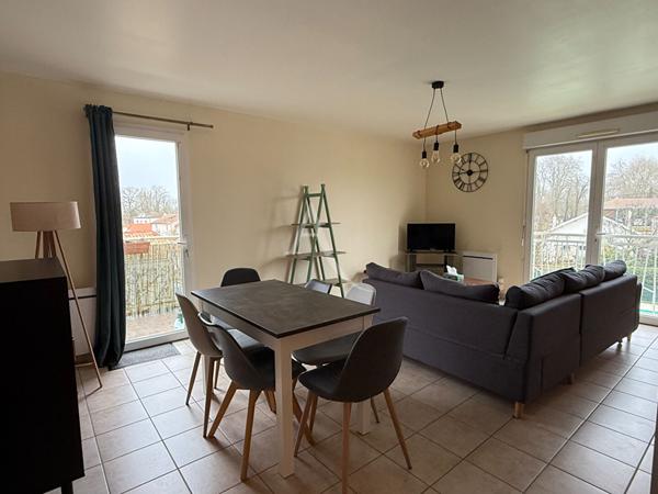 Appartement meublé de 70 m², avec balcon.