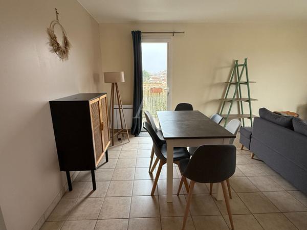 Appartement meublé de 70 m², avec balcon.