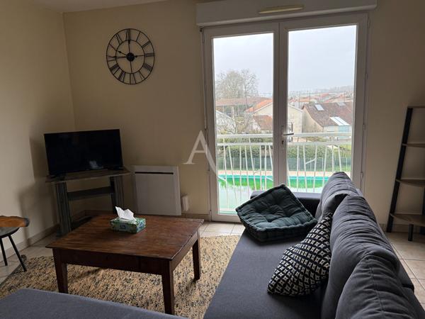 Appartement meublé de 70 m², avec balcon.